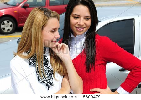 dvě ženy kupovat nové auto