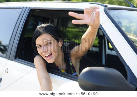 auto nuova: teenage girl showing segno di vittoria