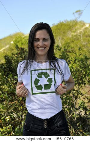heureux volontaire portant un t-shirt de recyclage