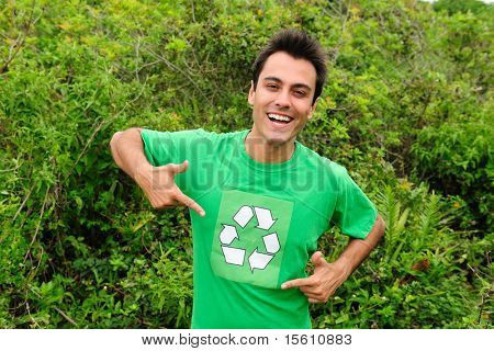Heureux volontaire hispanique, porter un vert recyclage chemise