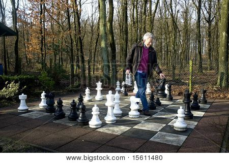 Mann spielt Schach