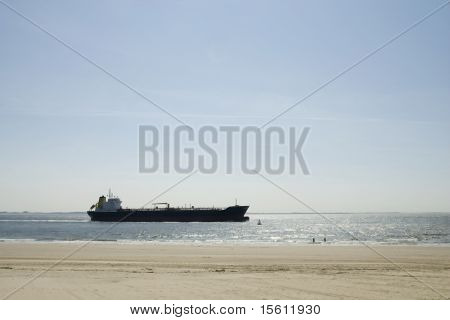 ขนส่งสินค้าทางเรือขนาดใหญ่ใกล้ชายฝั่งที่ชายหาด