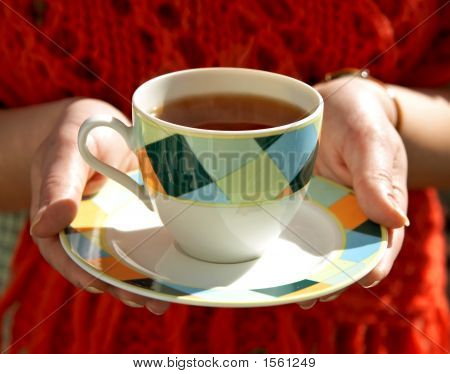 Kadının elinde çay bardağı