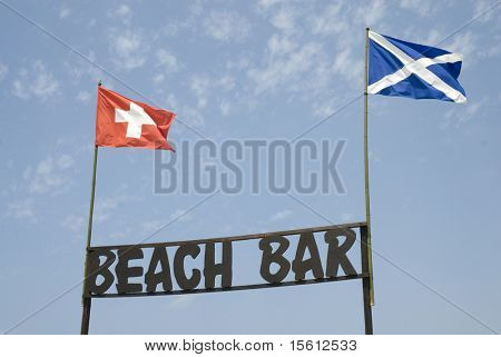 海滩酒吧在海滩上采取喝一杯