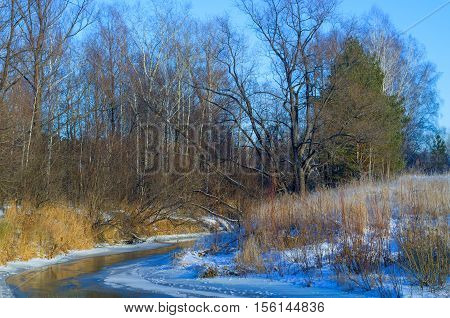 a small river starts to get up the ice