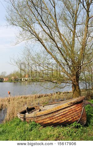 Łódź wiosłowa, w pobliżu rzeki Vecht w Holandii