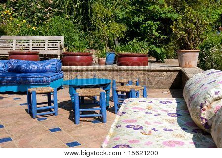 Asian tea garden con mobili blu all'aperto