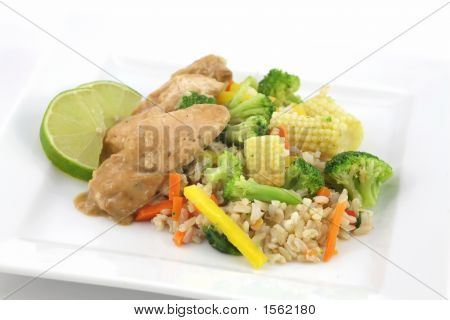 ไก่ไทยกับข้าวและผักสด