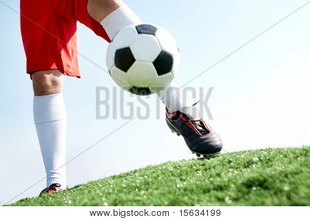 Horizontale Tritte von Fußballspieler Fußball