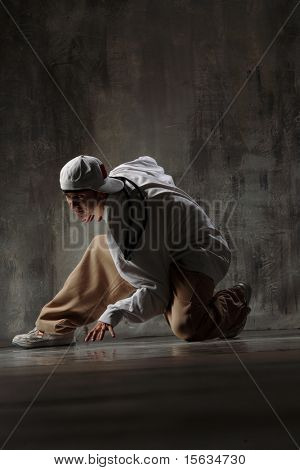หา นักเต้นที่วางตัวบนกำแพงสีเทา grunge coll