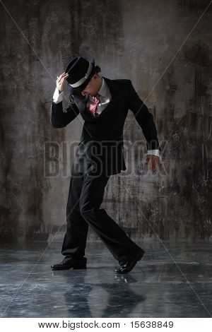 Stüdyo zemin üzerine poz tarzı modern dansçı