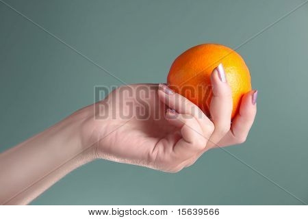 Vrouw houdt In haar Hand sinaasappelen
