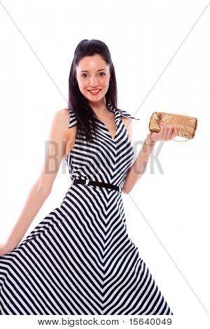 Kvinnan i svart och vit klänning över vit bakgrund