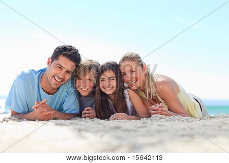 Børn med deres forældre på stranden