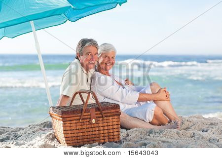 Coppia di anziani suo sulla spiaggia
