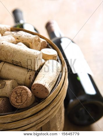 Tappi accanto alla bottiglia di vino rosso