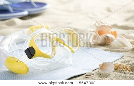 Schnorchel und Maske am Strand