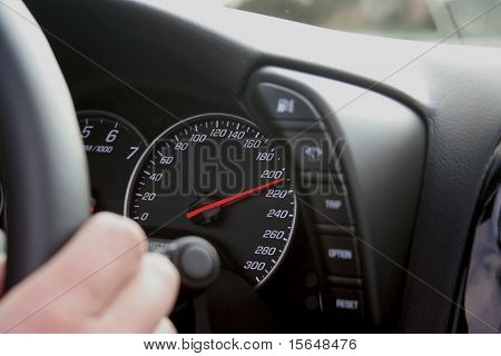 closeup de speedomeeter enquanto o carro está dirigindo a 210 km/h