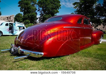 HAAPSALU, ESTONIA - 18 lipca: American Beauty Car Show, Wyświetlono czerwony 1941 Chevrolet Coupe Justiina, re