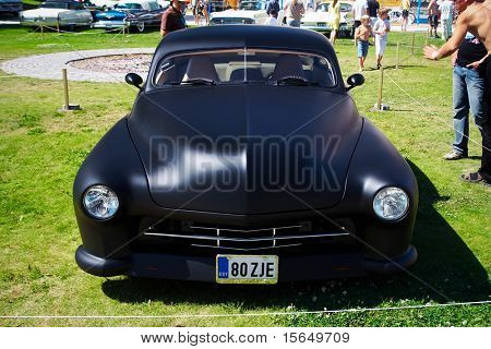 HAAPSALU, ESTONIA - 18 lipca: American Beauty Car Show, wyświetlone Mata czarny 1949 Mercury Custom, przód 