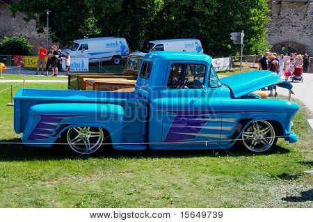 HAAPSALU, ESTONIA - 18 lipca: American Beauty Car Show, Wyświetlono 1956 niebieski Chevrolet Pickup, widok z boku