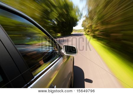 Condução rápida em uma estrada de carro