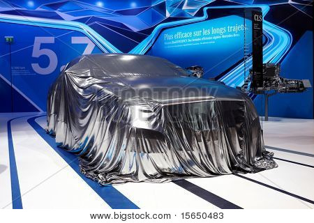 Parigi, Francia - 30 settembre: Motor Show di Parigi il 30 settembre 2010 a Parigi, Mercedes-Benz CLS cov