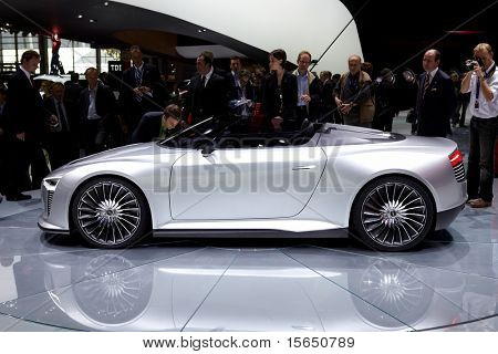 PARIS, Frankreich - SEPTEMBER 30: Paris Motor Show am 30. September 2010 in Paris, Audi e-Tron Spyder, s