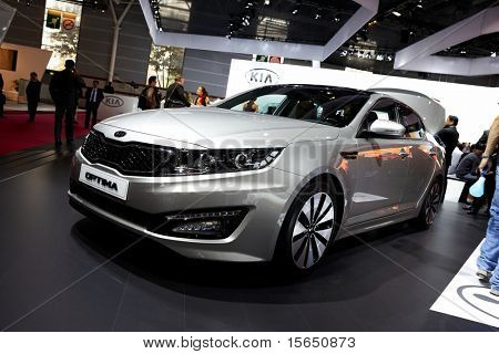 PARIS, Frankrig - 30 SEPTEMBER: Paris Motor Show September 30, 2010 i Paris, viser Kia Optima, f