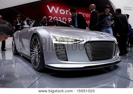 Paříž, Francie - 30. září: Paris Motor Show v září 30, 2010 v Paříži. Audi e-tron Spyder, f