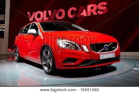 Paříž, Francie - 30. září: Paris Motor Show v září 30, 2010 v Paříži, ukazující Volvo V60, fr