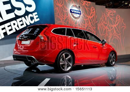 Paříž, Francie - 30. září: Paris Motor Show v září 30, 2010 v Paříži, ukazující Volvo V60, re