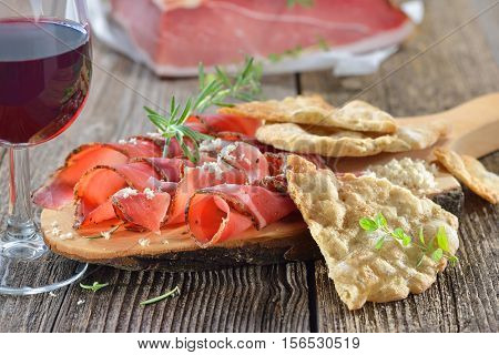 South Tyrolean bacon with fresh horseradish, crispy flatbread and local red wine