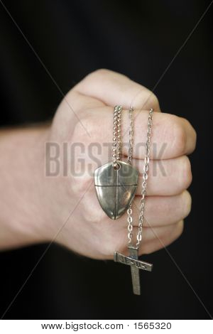 Puño con collares