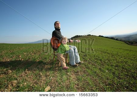 屋外の肖像画の男