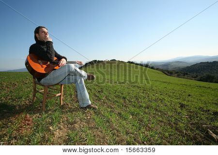 屋外の肖像画の男