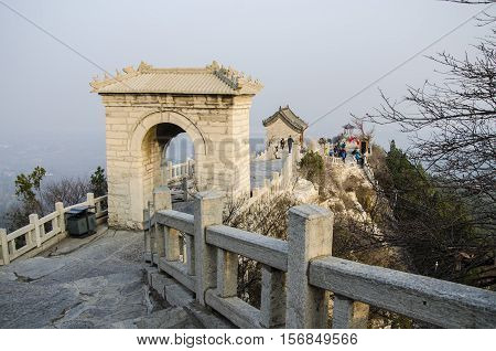 Chinese, not far from the outskirts of the city of Qingzhou, has an elevation of 471 meters. The hill called the day Yunshan, the top of the mountain, beautiful doorway,