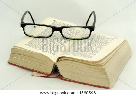 Libro vecchio con gli occhiali