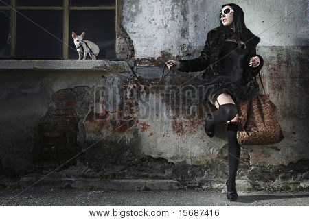 moda punk moderna, retrato de uma bela modelo posando vestida com roupas vintage
