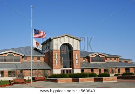 amerikanische Flagge auf Halbmast im Speicher des Erschlagenen Virginia Tech Studenten