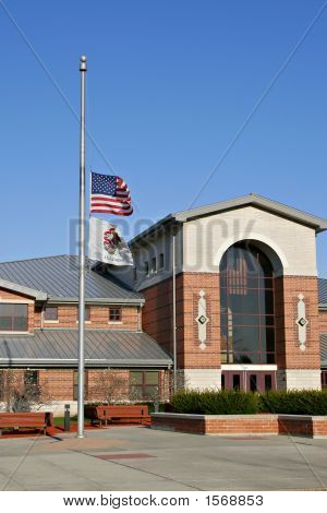 amerikanische Flagge auf Halbmast im Speicher des erschlagenen Virginia Tech Studenten