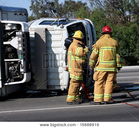 Feuerwehrleute an der Szene eines gedrehten LKW