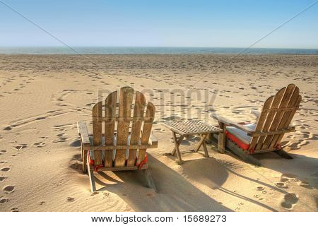 Due spiaggia sedie seduta nella sabbia