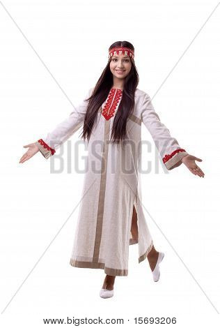 Menina na pose de dança e sorriso - pano de linho