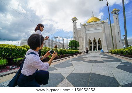 Bandar Seri Begawan,Brunei-Nov 12,2016:Tourists taking pictures with their cameras of the famous Omar Ali Saifuddien Mosque,Bandar Seri Begawan Brunei Darussalam.One of the attraction places in Brunei