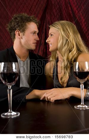 Casal atraente bebendo vinho juntos