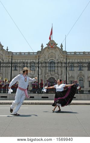 Marinera tancerzy przed Pałacem Goberment w Lima, Peru