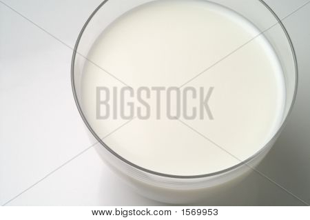 Szklanka mleka na białym tle w tle (W3)