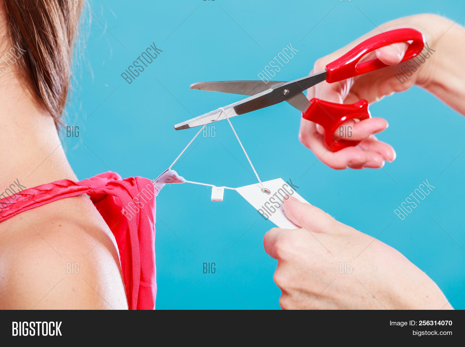 Креативные футболки своими руками. Порезанная футболка. Девочки режут на себе одежду. Разрезал одежду. Ножницы разрезают ткань.