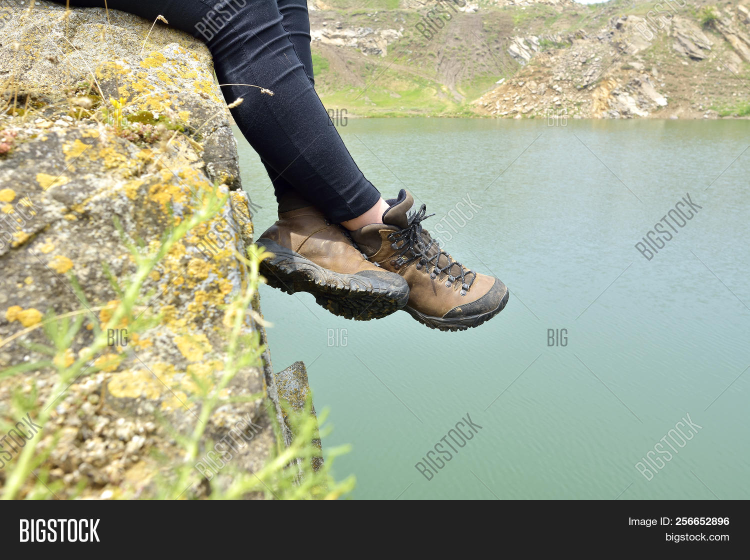 best hiking shoes for river crossings